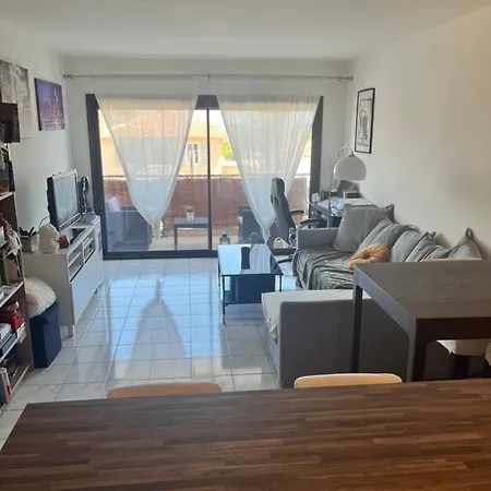 Apartment Agreable Climatise Devant La Avec Parking