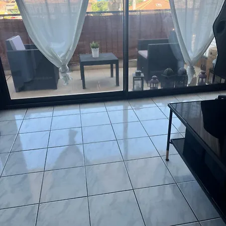 Apartment Agreable Climatise Devant La Avec Parking Antibes