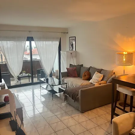 Apartment Agreable Climatise Devant La Avec Parking *